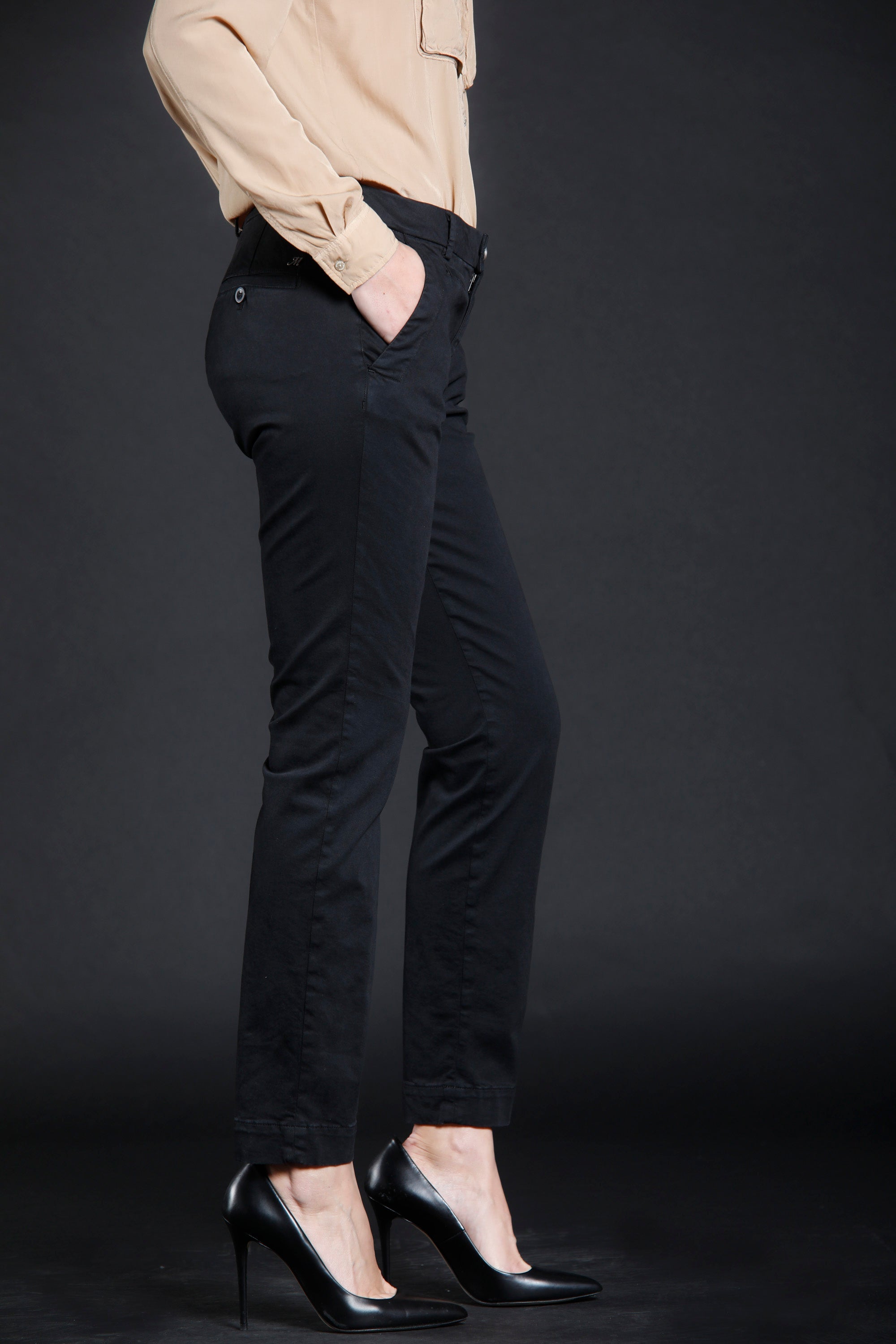 Immagine 2 di pantalone chino donna in gabardina colore nero modello Jaqueline Archivio di Mason's