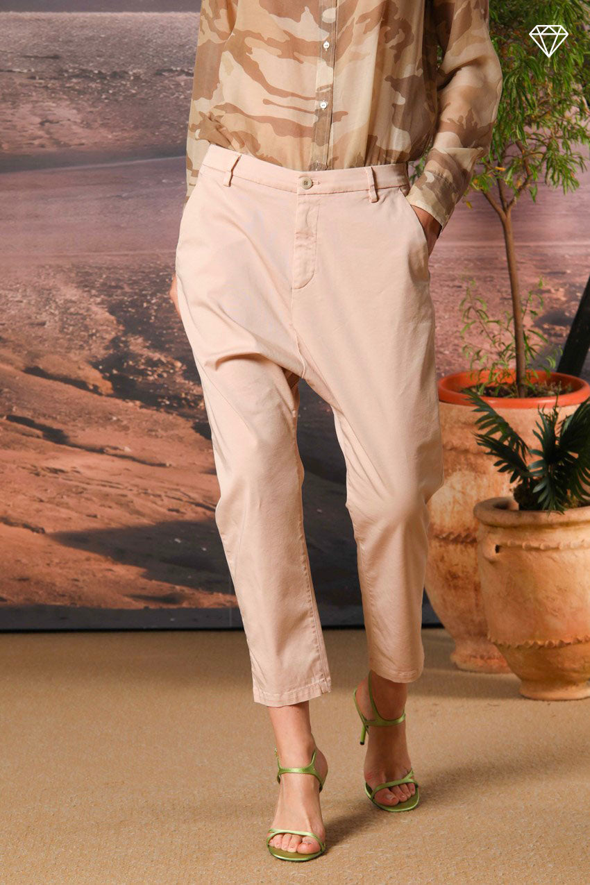 Immagine 1 di pantalone chino donna in gabardina modello Malibu Jogger carrot fit