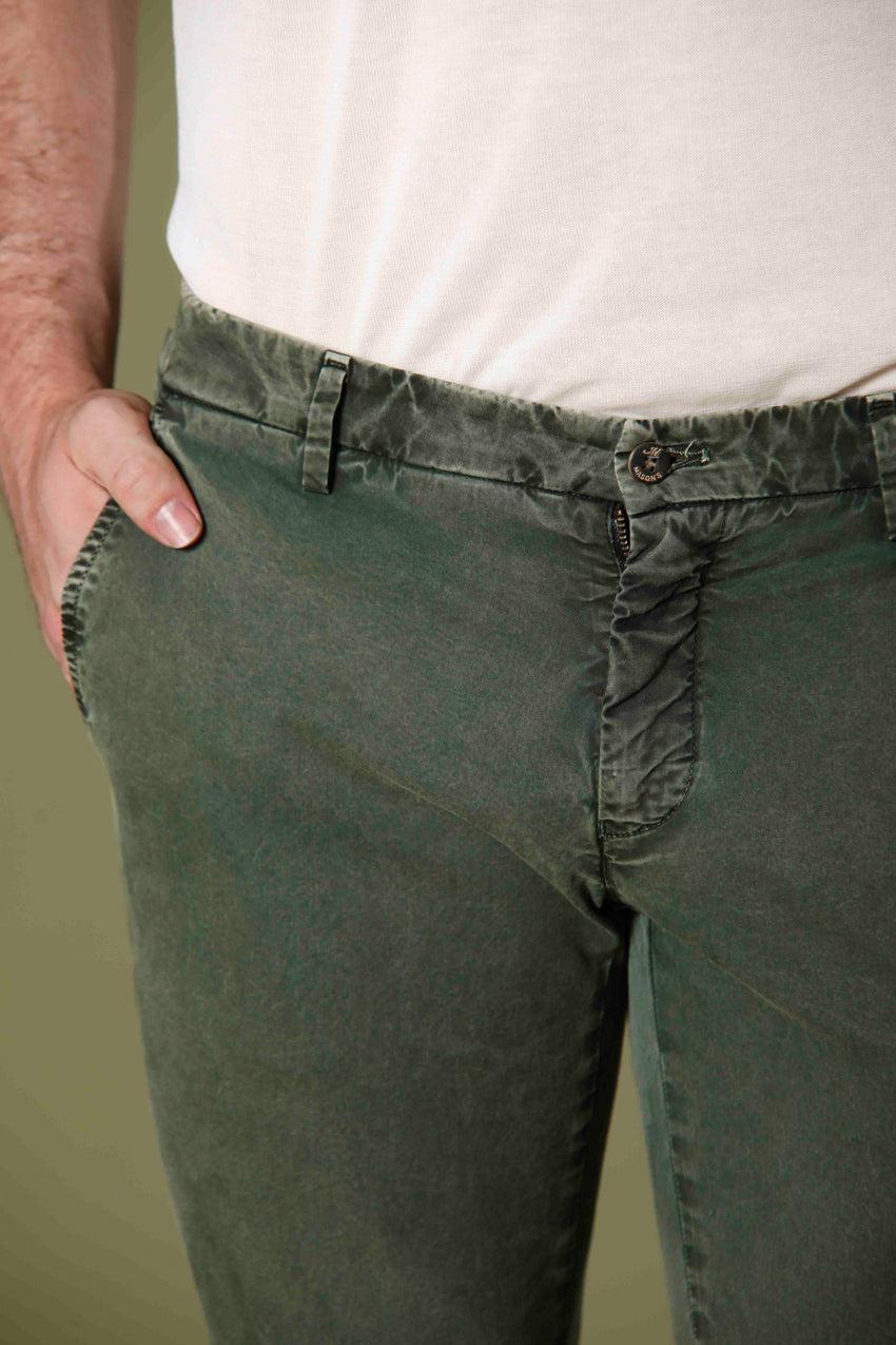 Immagine 2 di pantalone chino uomo in twill stretch verde modello Milano Style Essential di Mason's