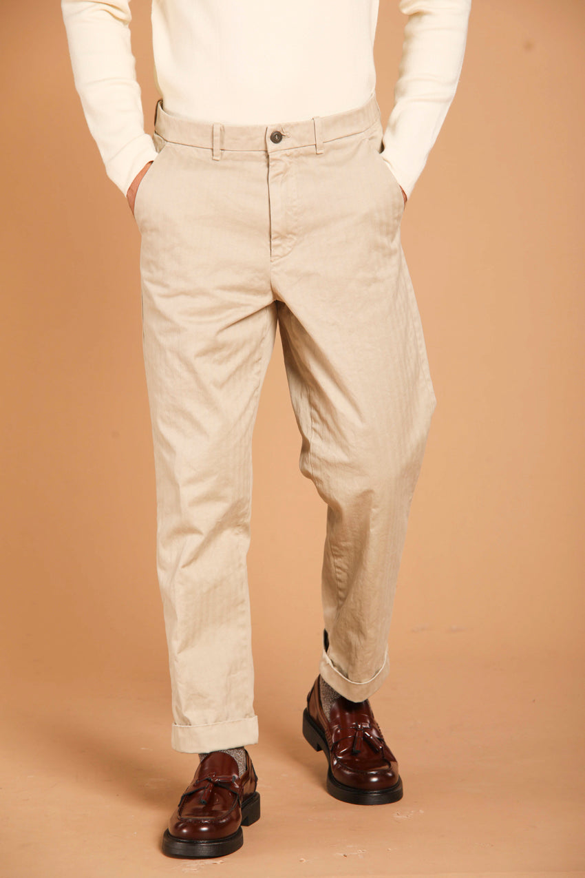 immagine 2 di pantalone chino uomo modello Chinos 22, con microfantasia resca, di colore ghiaccio, fit relaxed di Mason's