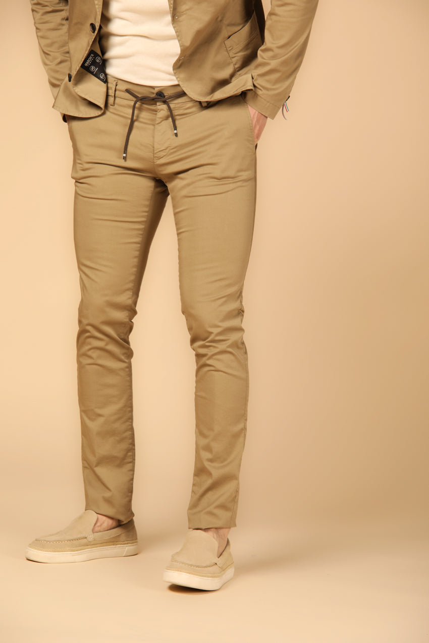 immagine 1 di pantalone chino jogger uomo modello Milano Jogger Travel, colore kaki , fit extra slim di Mason's