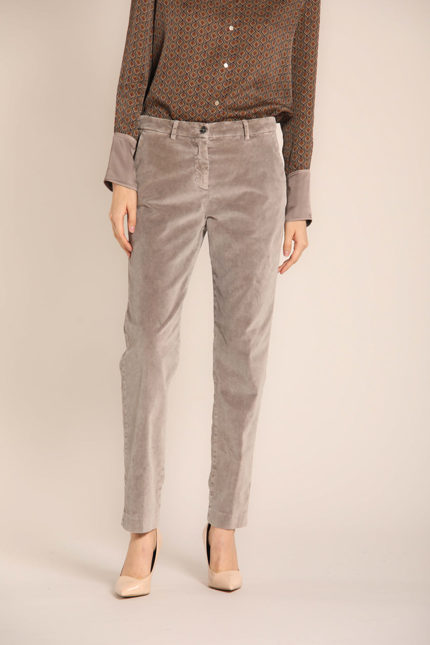 immagine 1 di pantalone chino donna, modello New York, in velluto liscio, di colore tortora, fit regular di mason's