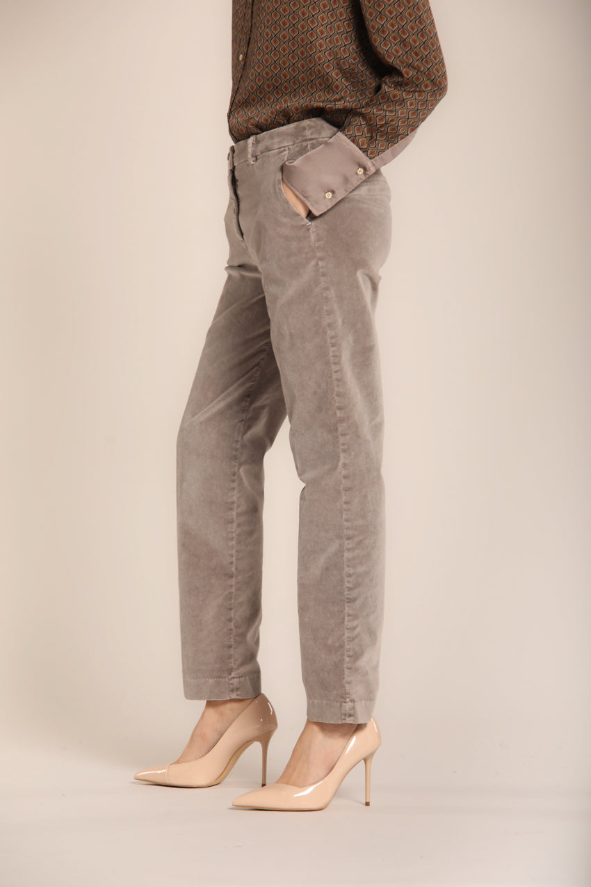 immagine 2 di pantalone chino donna, modello New York, in velluto liscio, di colore tortora, fit regular di mason's
