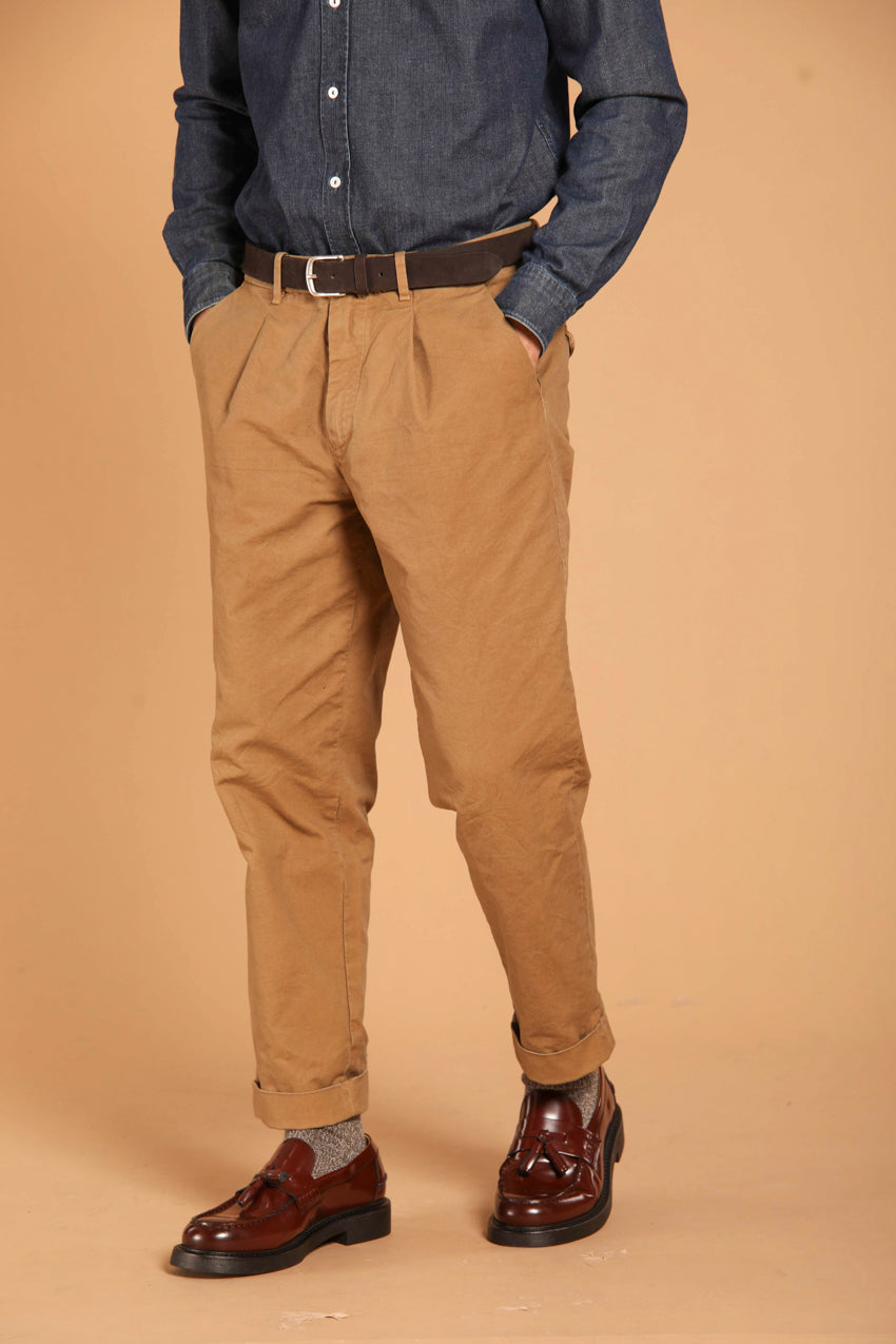 immagine 2 di pantalone chino uomo, modello Pinces 22 di colore biscotto, fit relaxed di Mason's