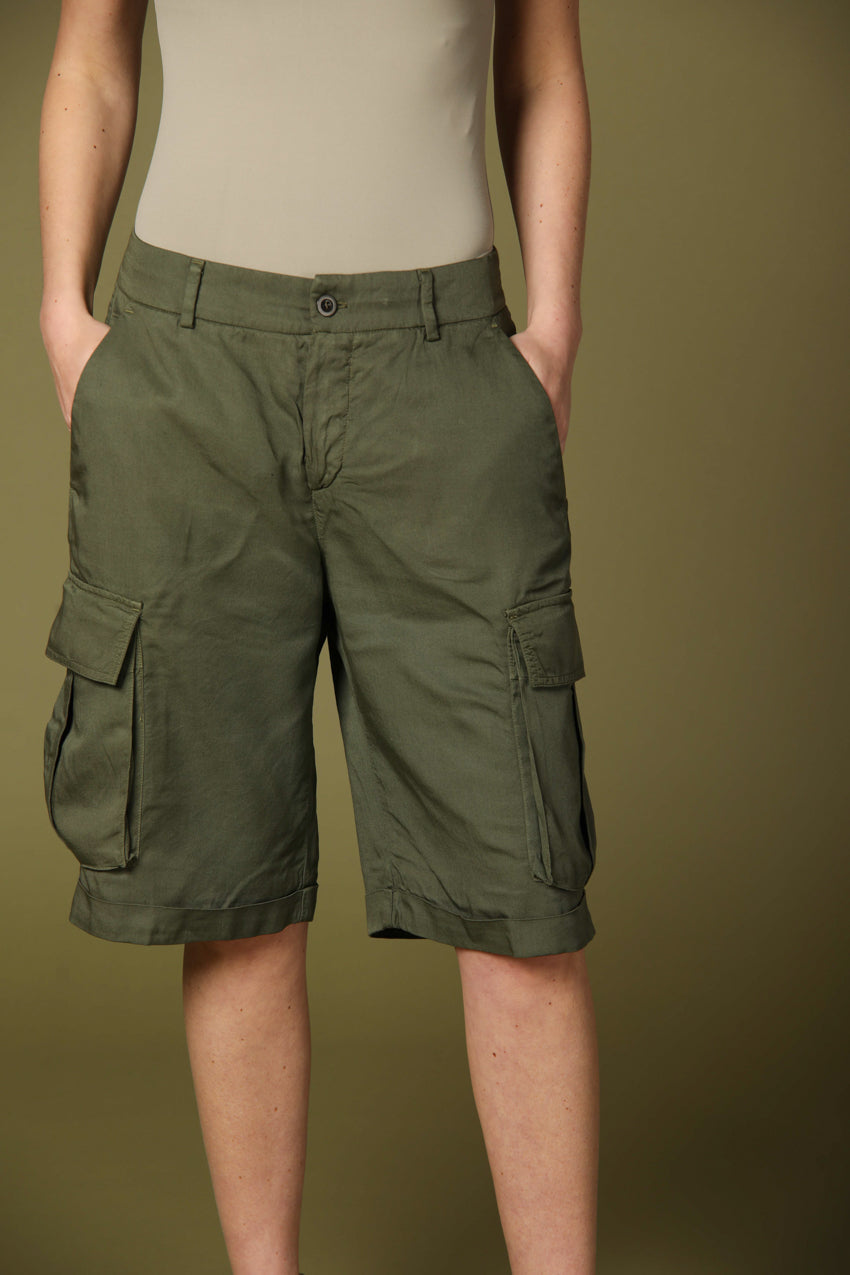 immagine 1 di bermuda cargo donna modello victoria colore verde regular fit