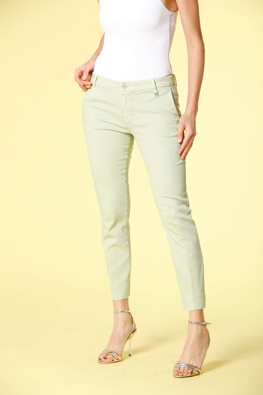 immagine 1 di pantalone chino capri donna in piquet con patch modello jaqueline capri colore verdino curvy fit di Mason's
