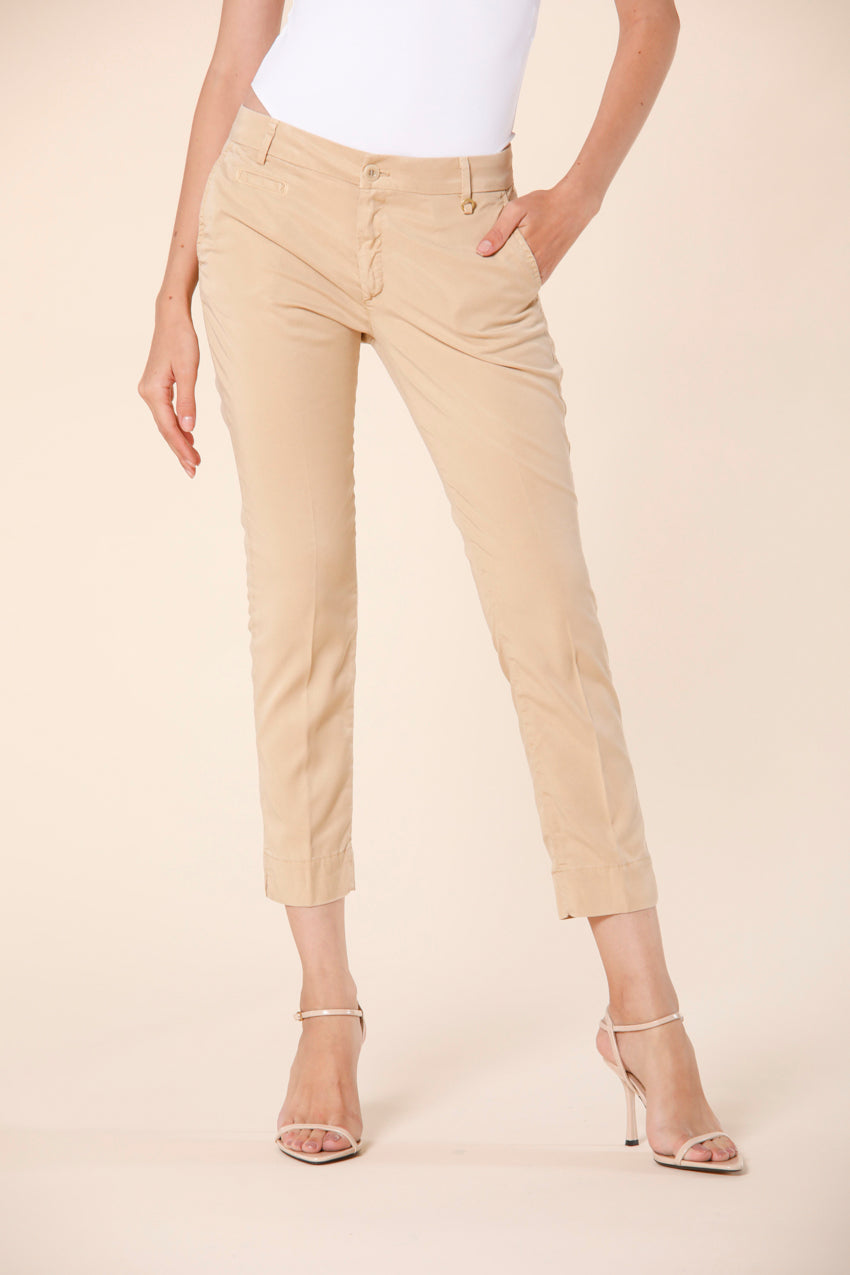 immagine 1 di pantalone chino capri donna in tencel con ricamo modello jaqueline curvie colore kaki scuro curvy fit di Mason's