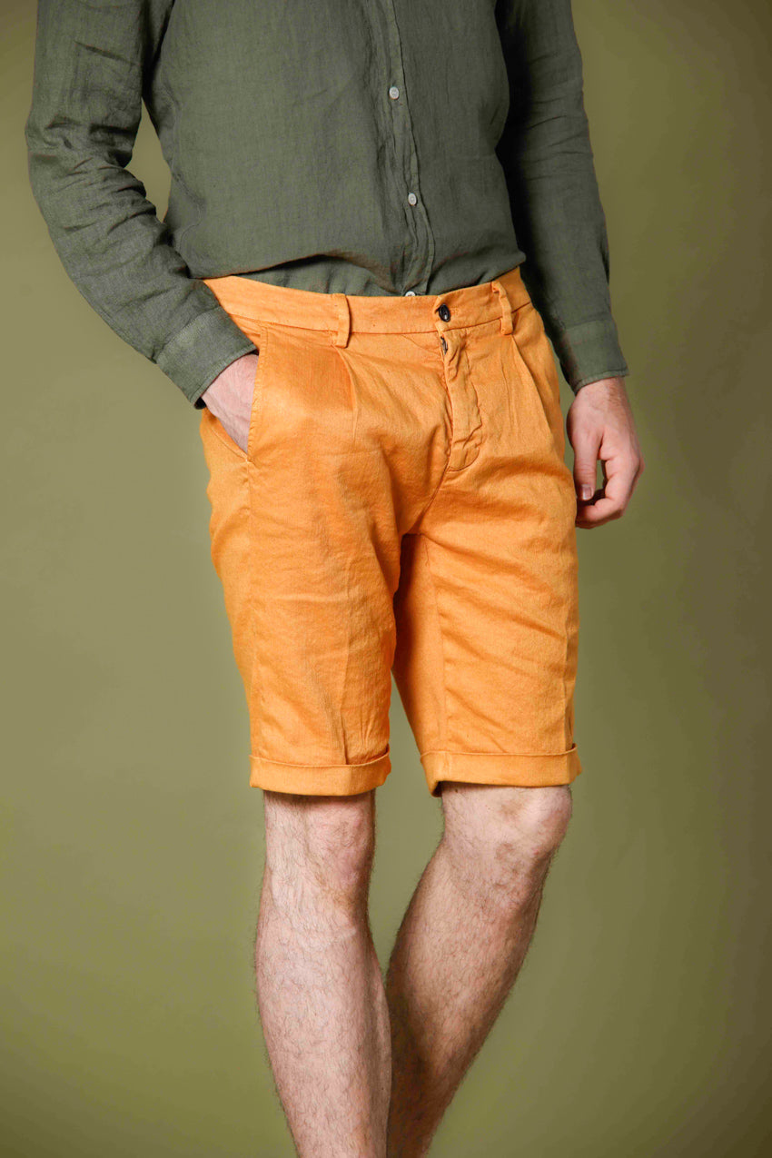 immagine 1 di pantalone bermuda chino uomo in twill di cotone e lino modello osaka 1 pinces colore arancio pavone carrot fit di mason's