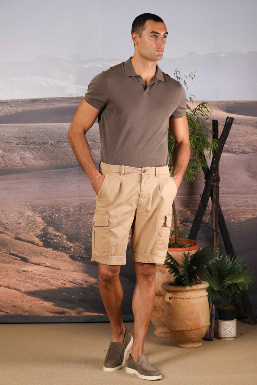 Immagine 3 di Cargo 22 bermuda cargo uomo in gabardina di cotone e seta elasticizzata relaxed fit color kaki di Mason's
