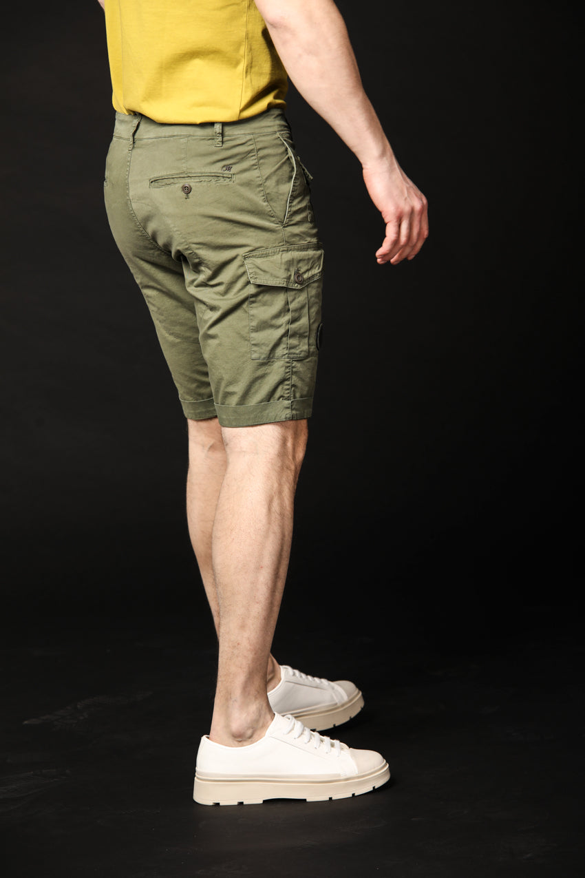 immagine 4 di bermuda cargo uomo modello George colore verde carrot fit di Mason's