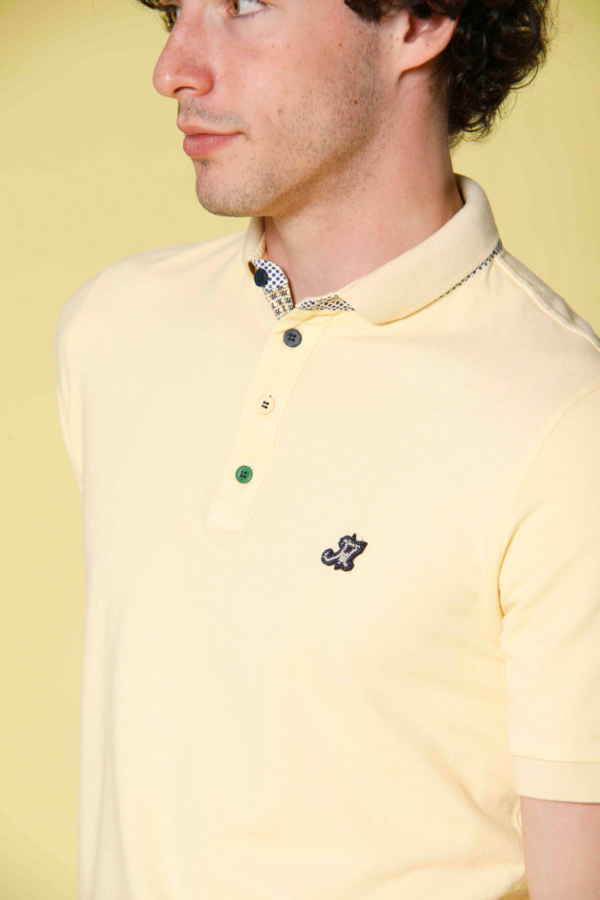 Immagine 2 di polo da uomo in piquet con dettagli sartoriali modello Leopardi colore giallino di Mason's 