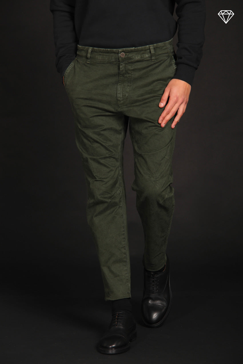 John Coolchinos панталон за мъже от габардин с лого Limited Edition, морковена кройка.