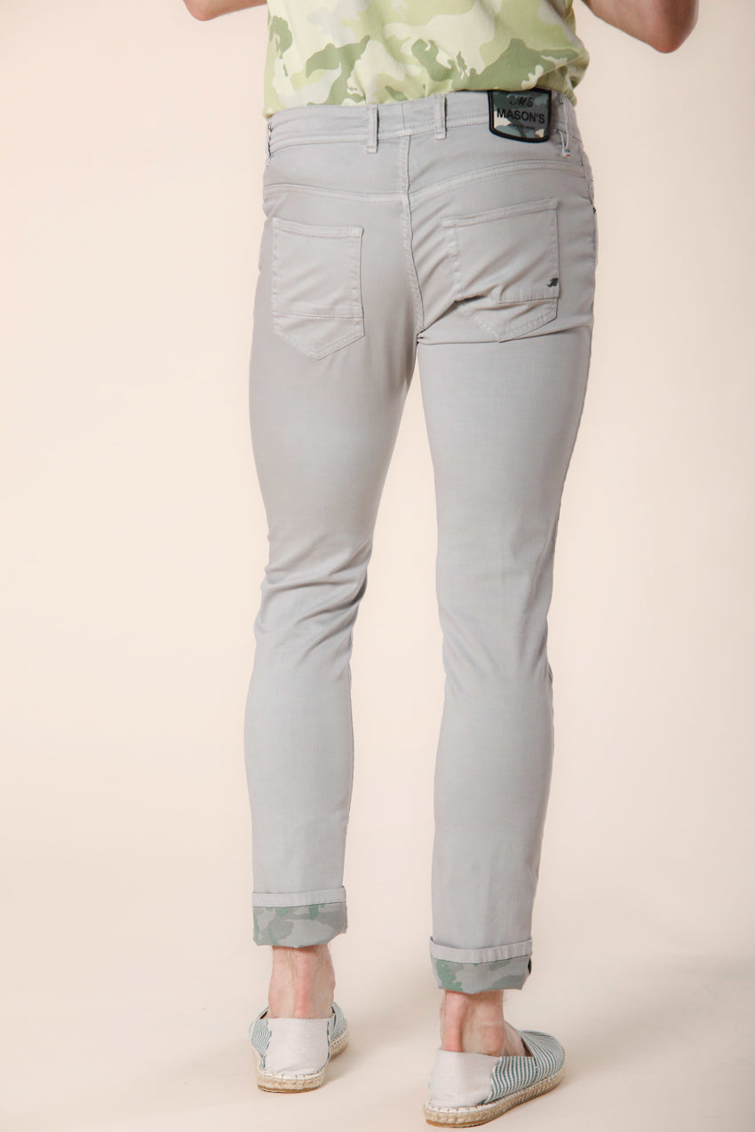 immagine 3 di pantalone uomo in gabardina con pattern camouflage colore grigio slim fit di Mason's 