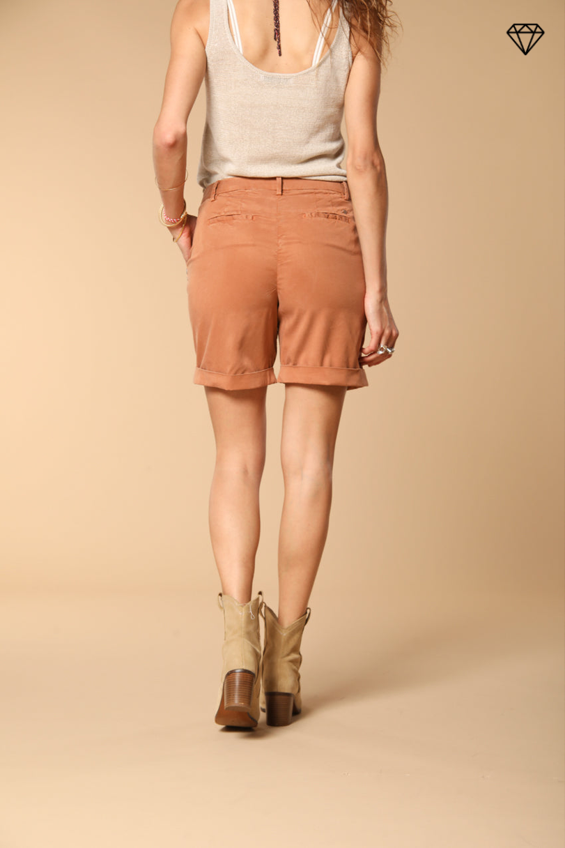 Immagine 4 di bermuda chino donna in gabardina con borchie modello Jaqueline Curvie curvy fit 