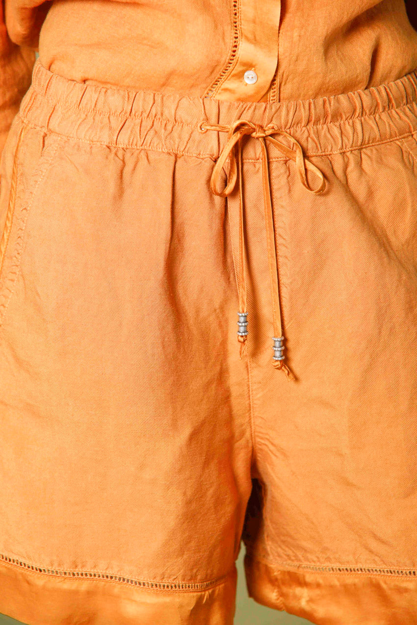 immagine 3 di bermuda chino donna in tencel e lino modello Linda Jogger colore arancio relaxed fit di Mason's 