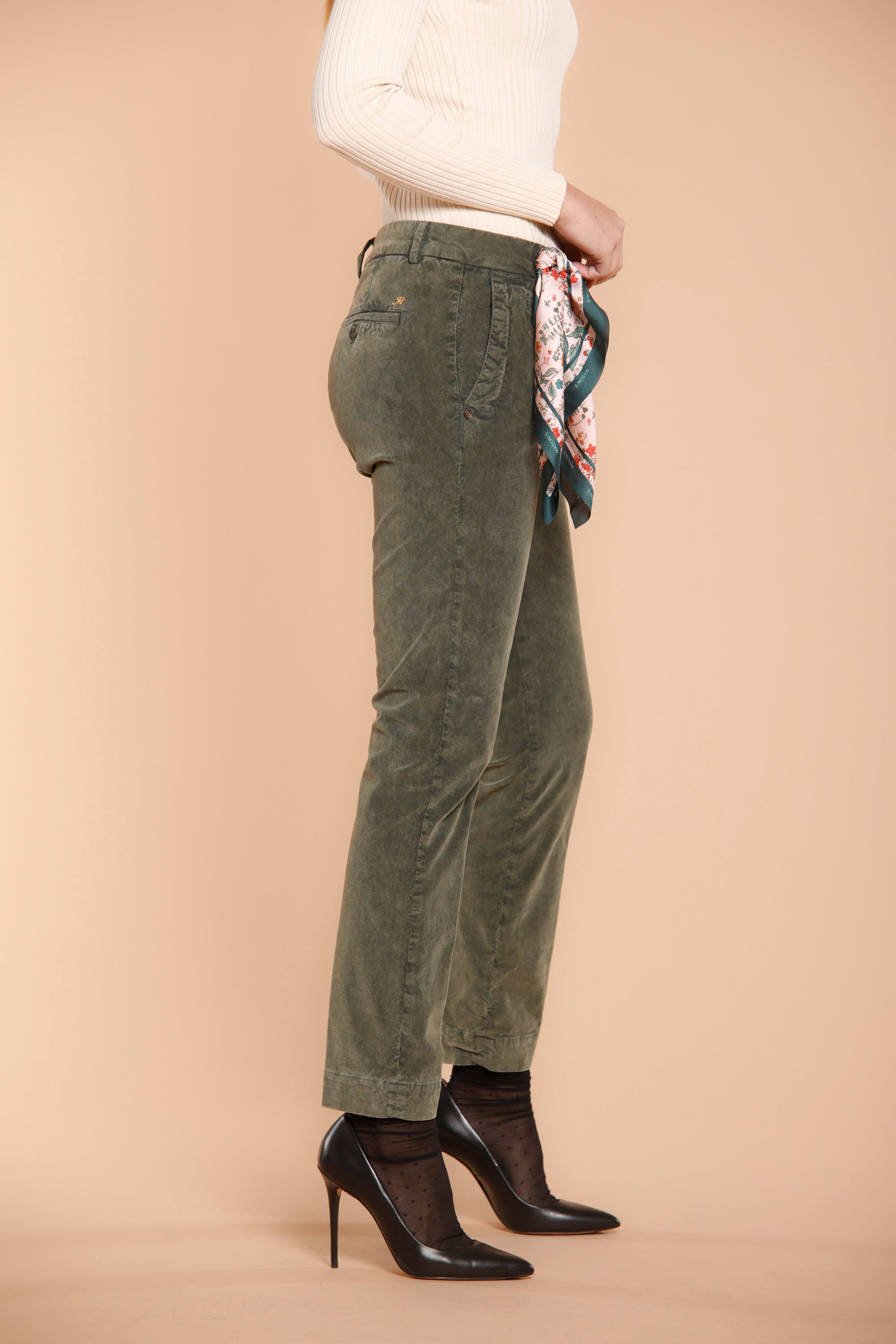 Immagine 4 di pantalone chino donna in velluto millerighe colore verde modello Jaqueline Archivio di Mason's