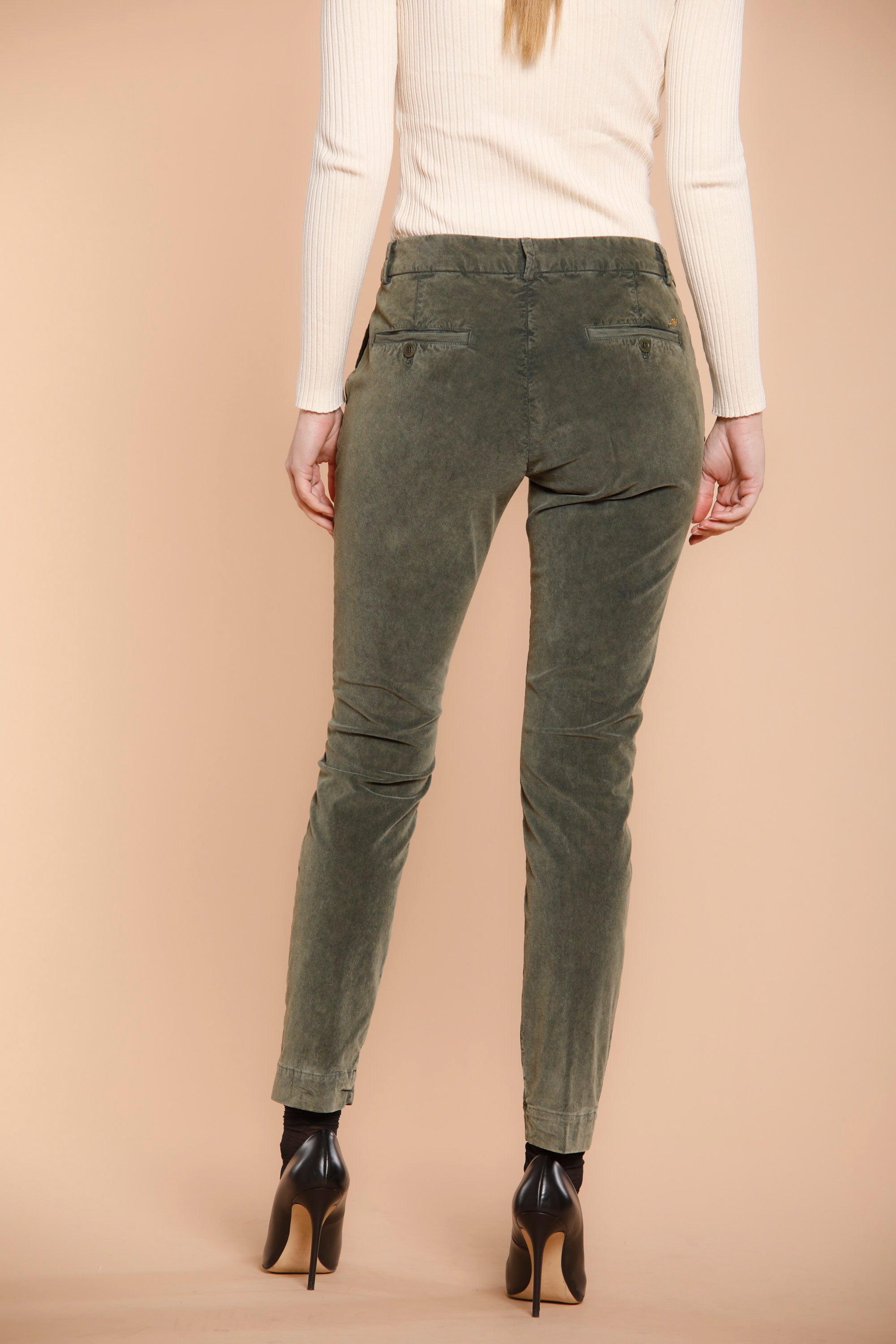 Immagine 5 di pantalone chino donna in velluto millerighe colore verde modello Jaqueline Archivio di Mason's