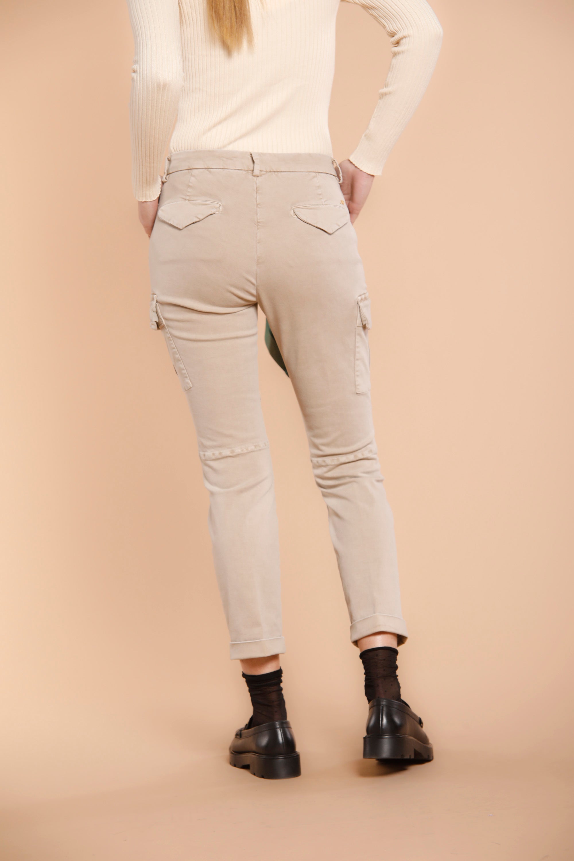 immagine 5 di pantalone cargo donna in raso  color biscotto modello Chile City di Mason's