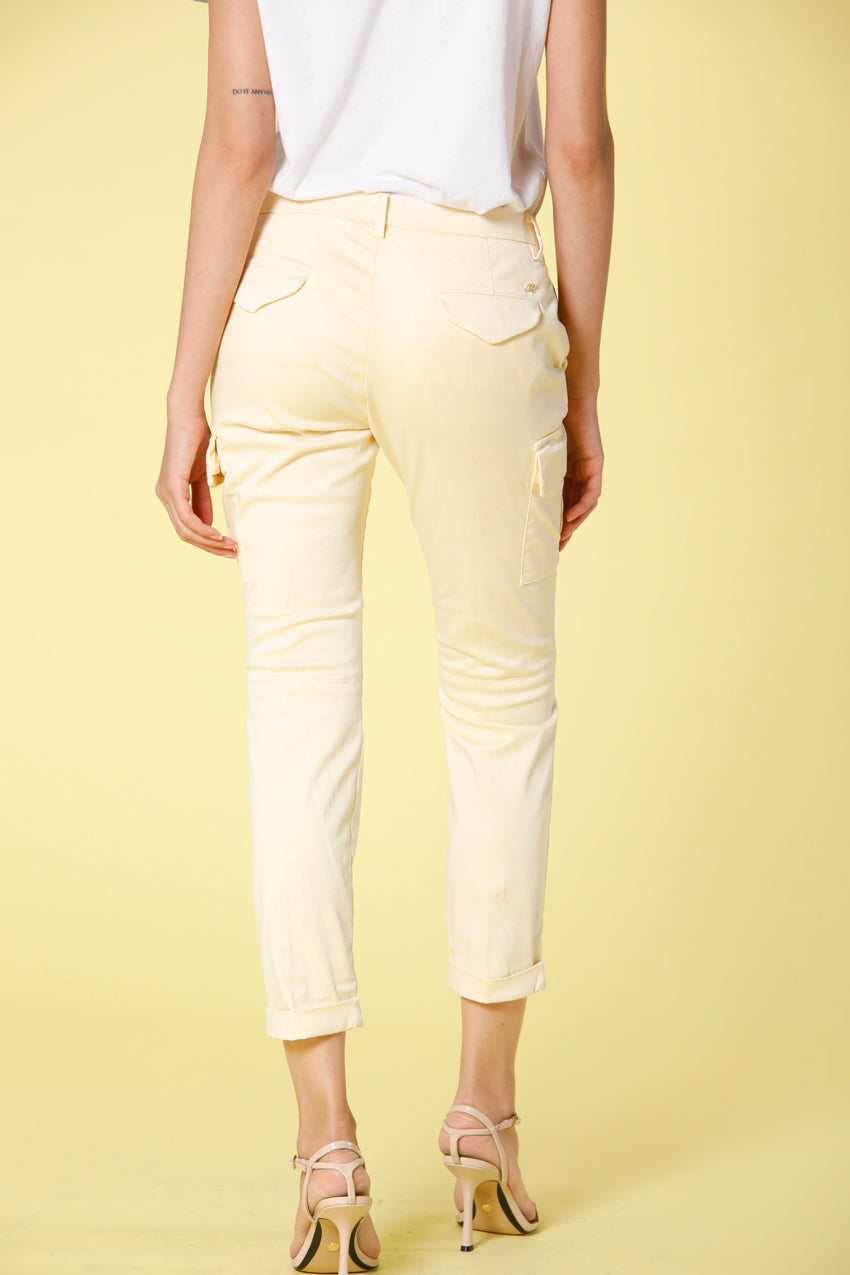 Immagine 3 di pantalone cargo donna in raso stretch color giallino modello Chile City di Mason's