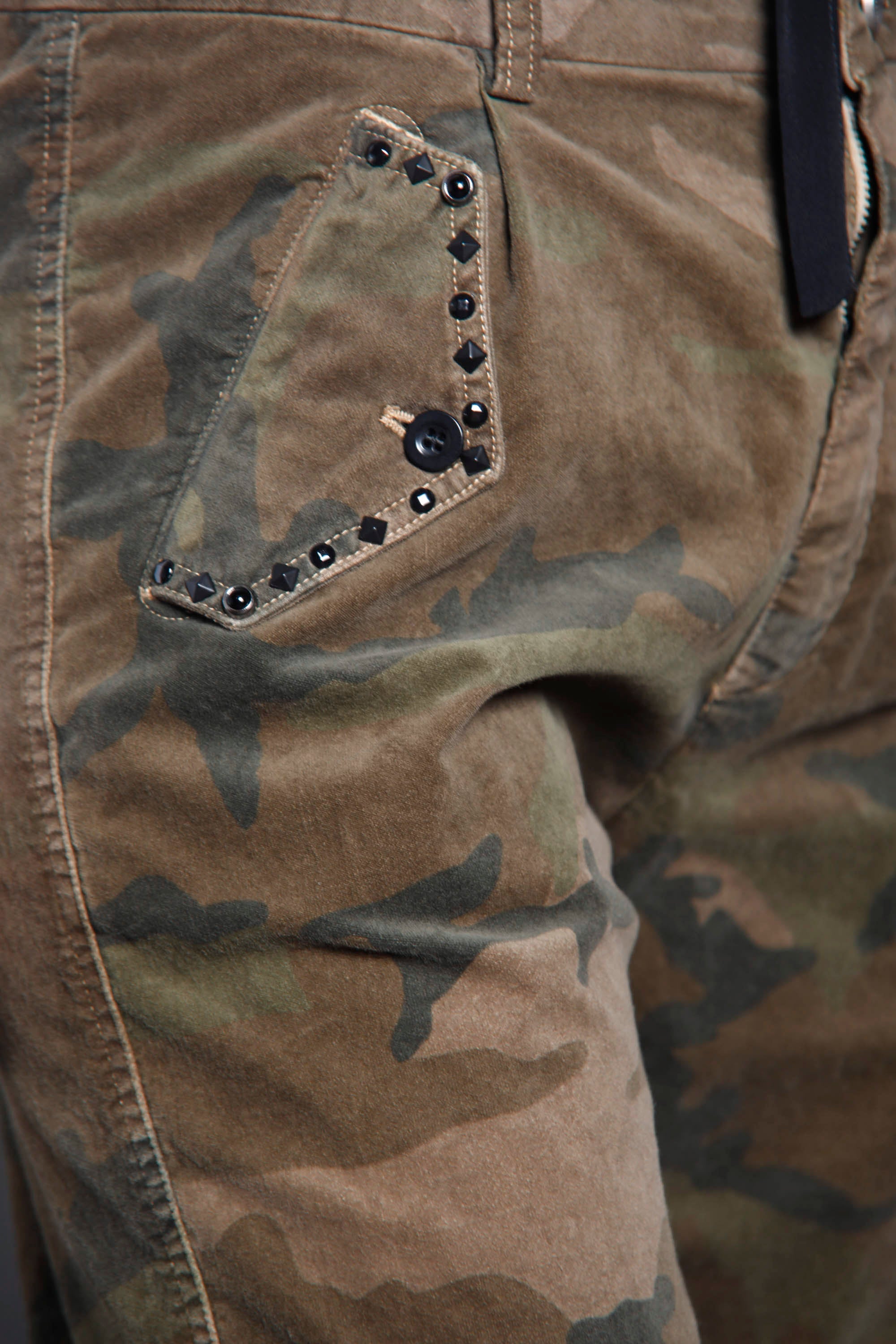 immagine 2 di pantalone cargo donna in velluto pattern camouflage  modello Evita di Mason's 