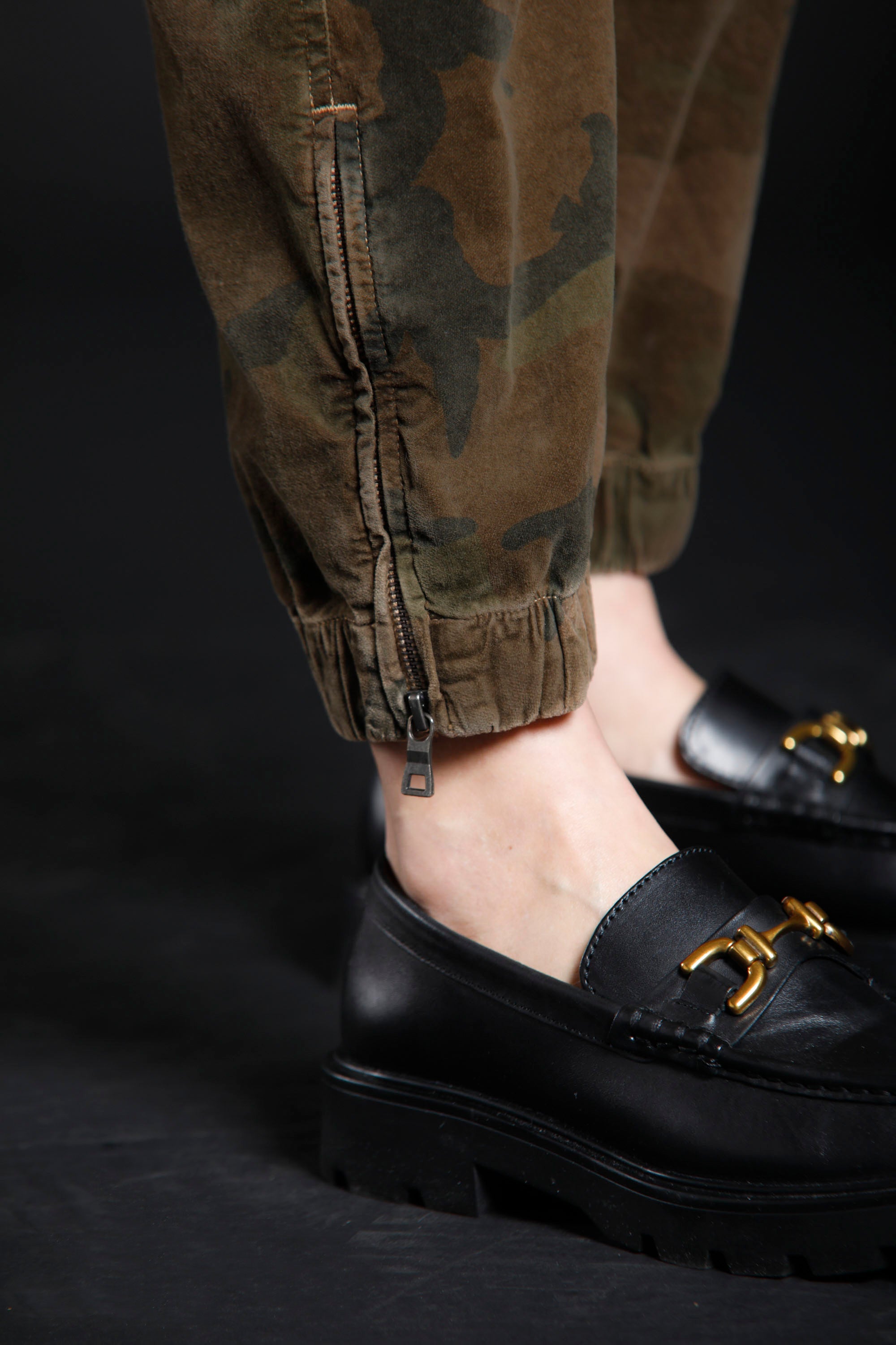 immagine 4 di pantalone cargo donna in velluto pattern camouflage  modello Evita di Mason's 
