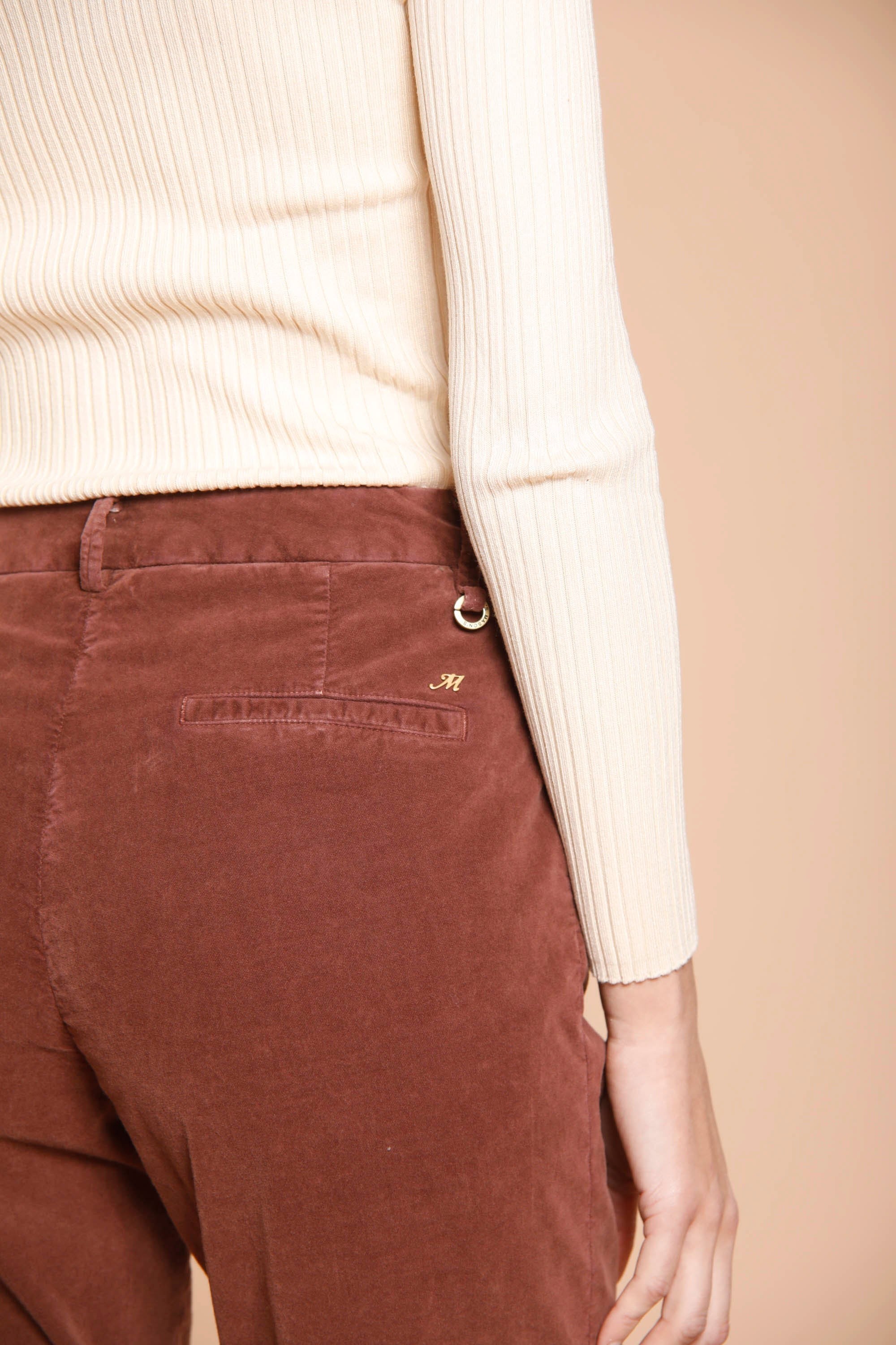 Immagine 4 di pantalone chino donna in velluto color bordeaux modello New York di Mason's