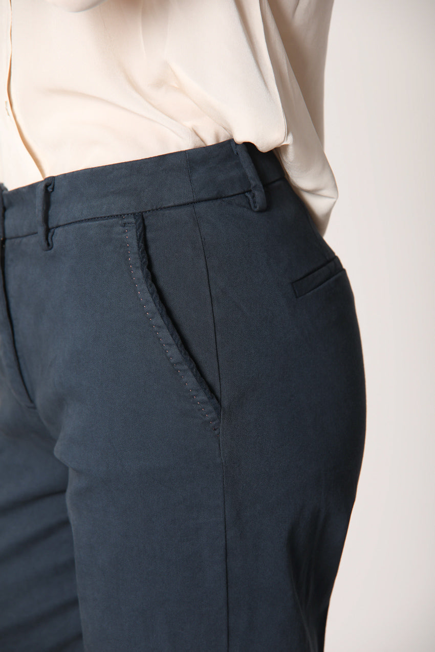 Immagine 2 di pantalone chino donna in gabardina colore blu navy modello New York di Mason's