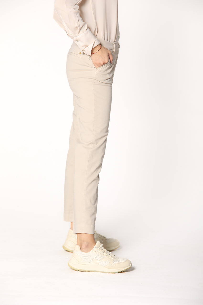 Immagine 3 di pantalone chino donna in gabardina color ghiaccio modello New York di Mason's