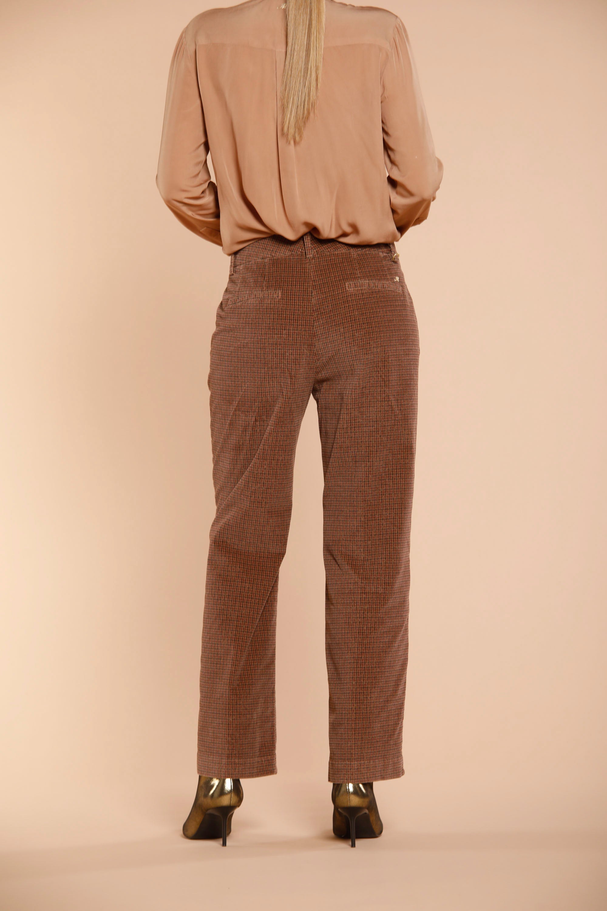 Immagine 5 di pantalone chino donna in velluto color nocciola con pattern resca oro modello New York Cropped di Mason's