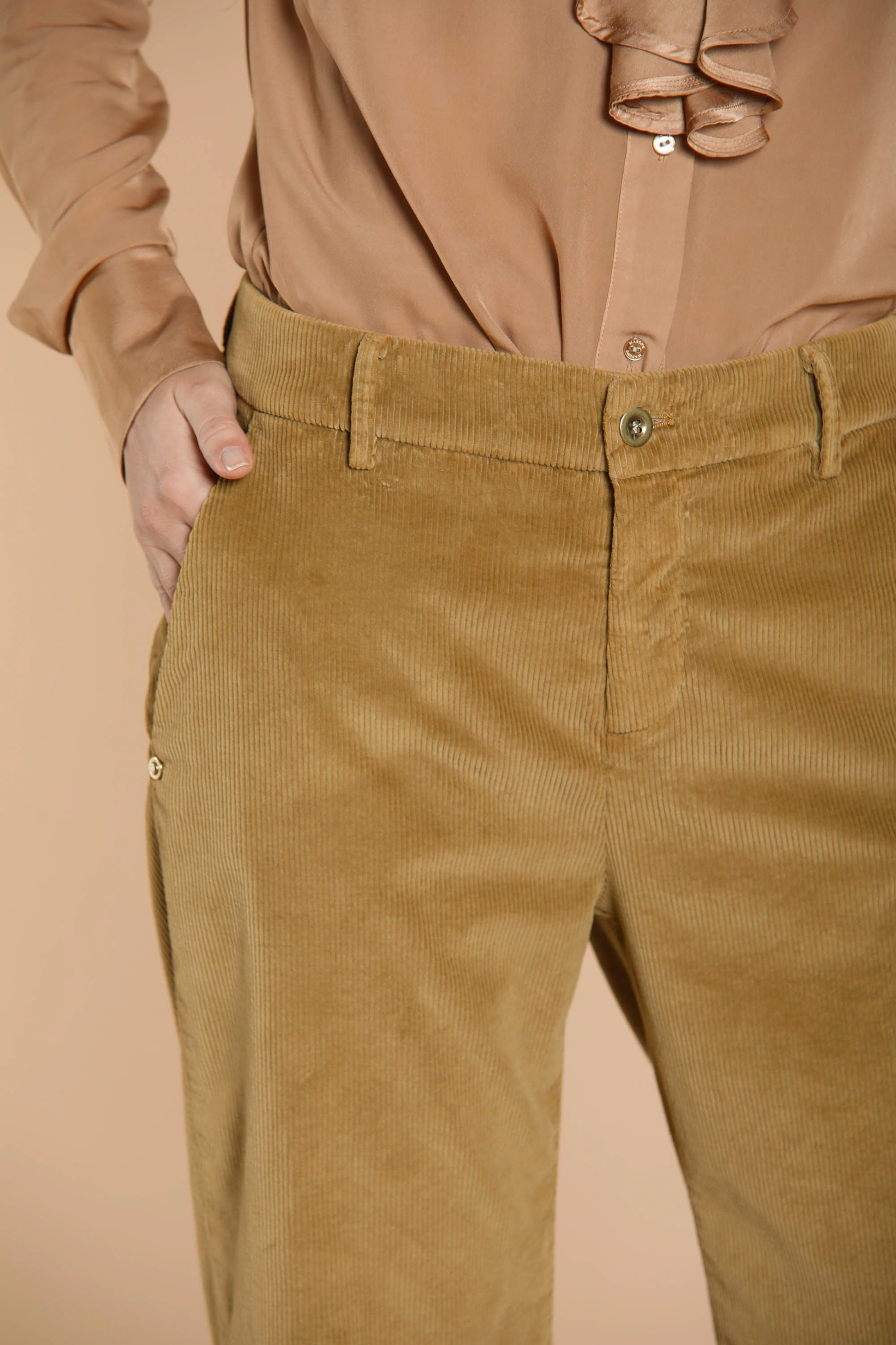 Immagine 3 di pantalone chino donna in velluto a coste color falegname modello New York Straight di mason's