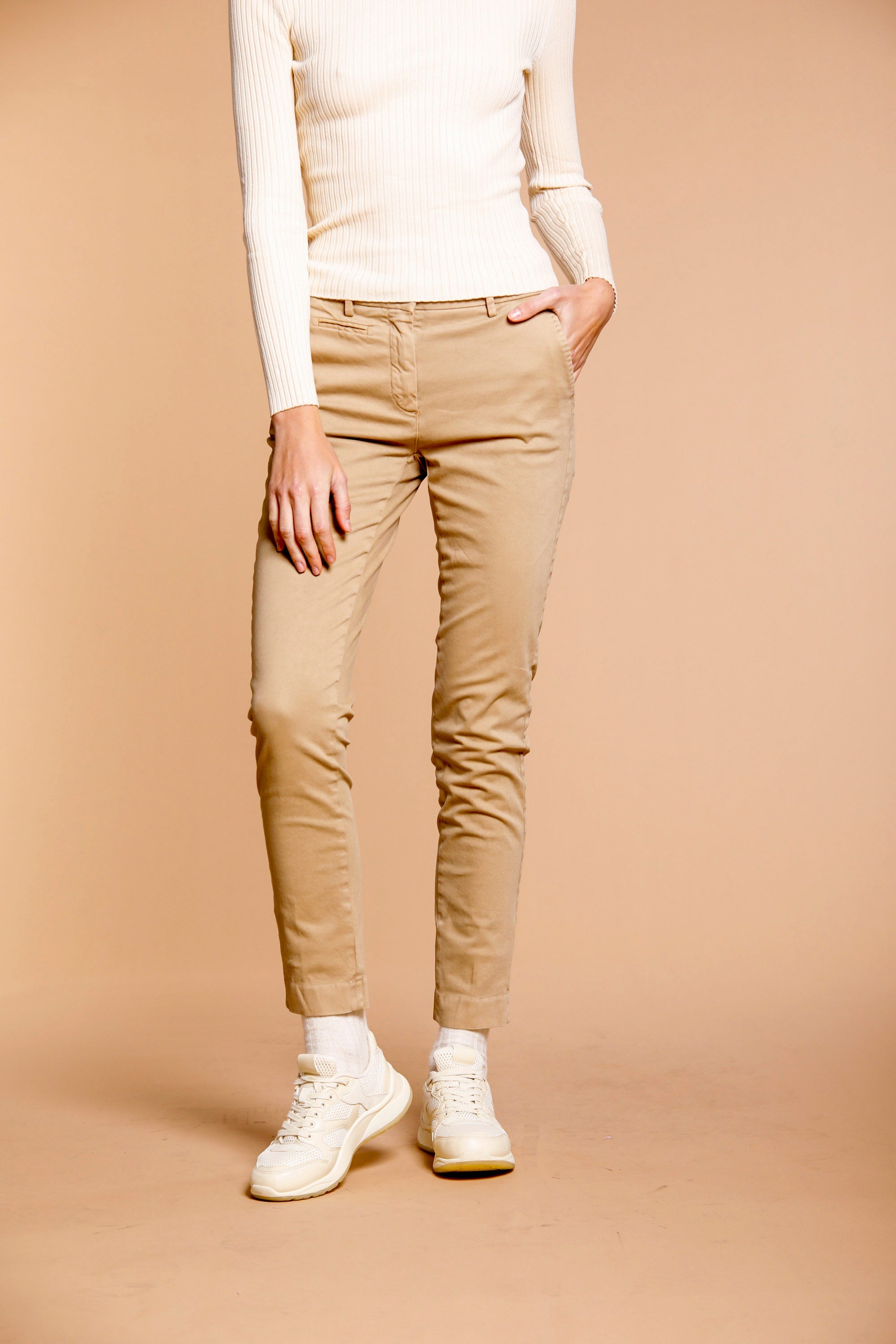 Immagine 2 di pantalone chino donna in raso color biscotto modello New York Slim di Mason's