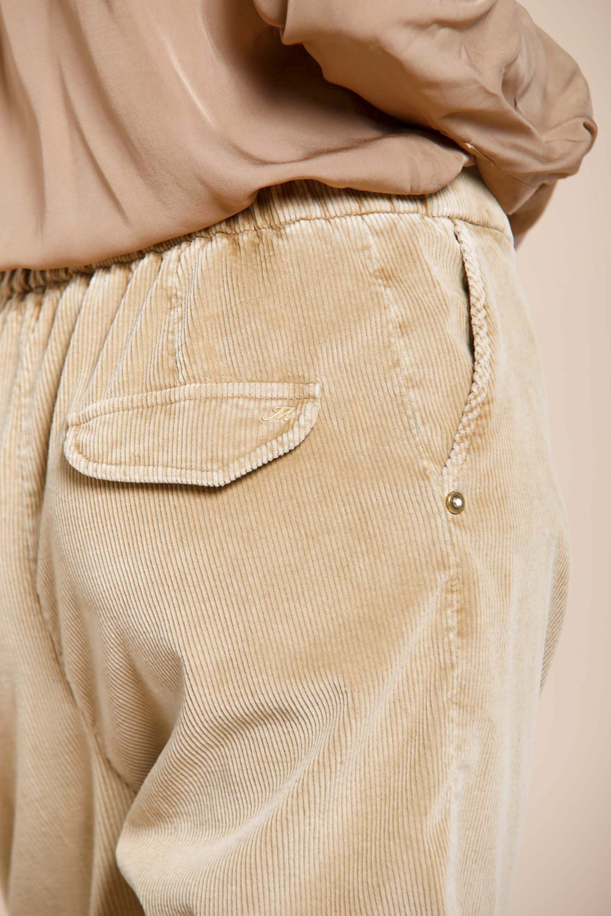 Immagine 4 di pantalone chino da donna in velluto a coste color nocciola modello Malibu Jogger City di Mason's