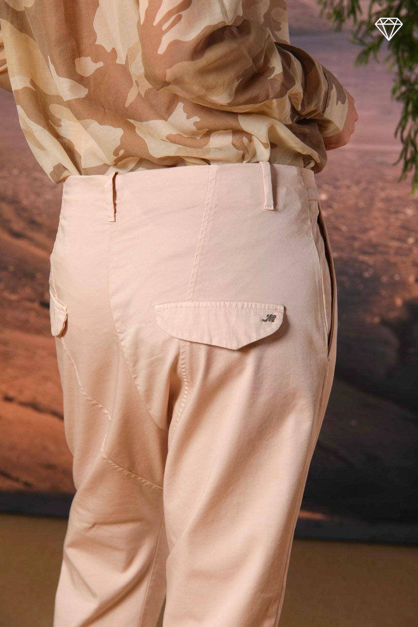 Immagine 2 di pantalone chino donna in gabardina modello Malibu Jogger carrot fit 