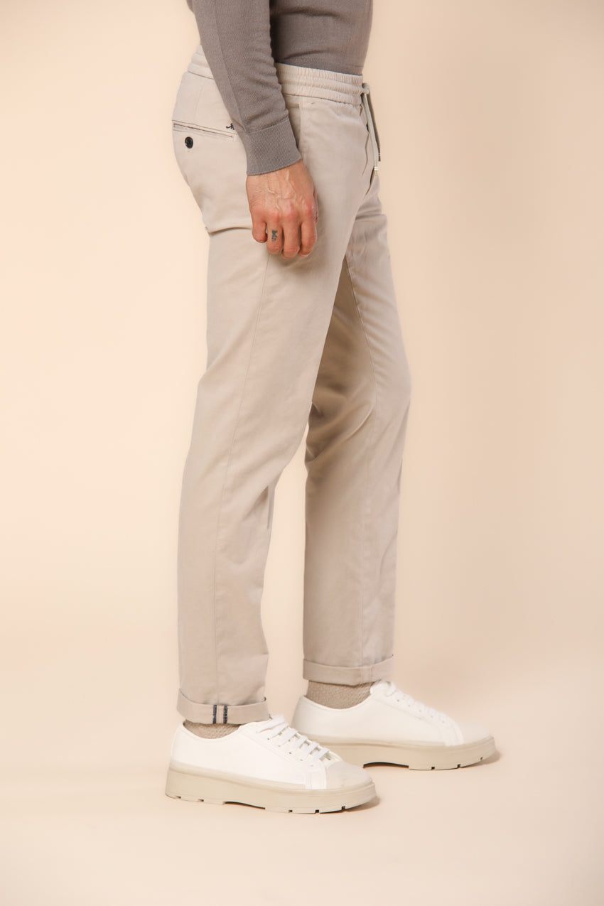 New Панталони York Sack за мъже, модел chino jogger, изработени от памук, модал и еластан, с права кройка.