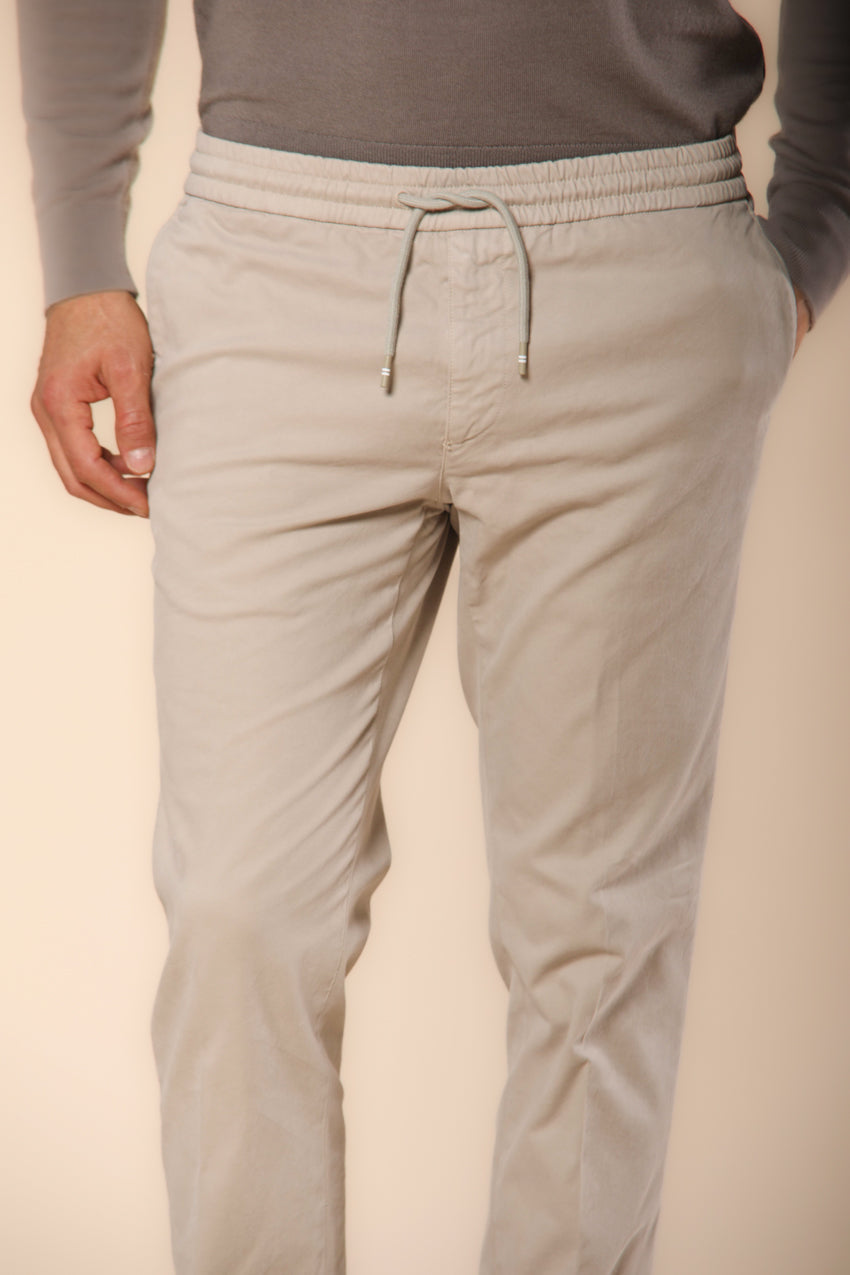 New Панталони York Sack за мъже, модел chino jogger, изработени от памук, модал и еластан, с права кройка.