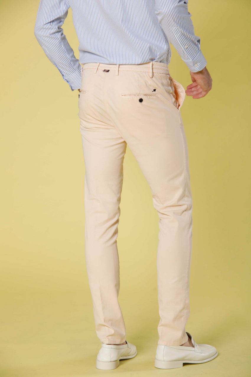 Immagine 3 di pantalone chino jogger uomo in cotone e tencel rosa pastello modello Milano Jogger di Mason's