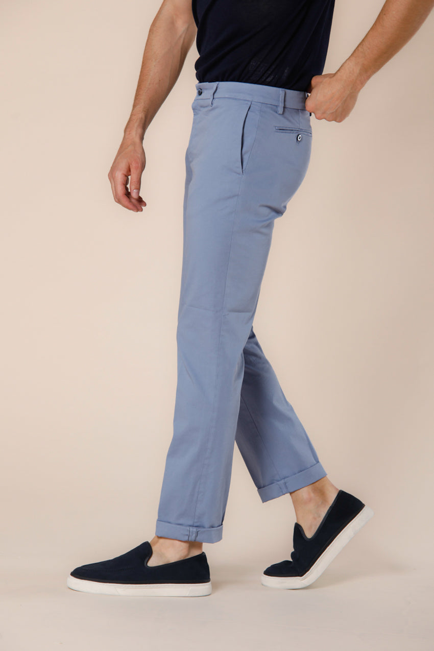Immagine 4 di pantalone chino da uomo in raso stretch azzurro modello New York di Mason's