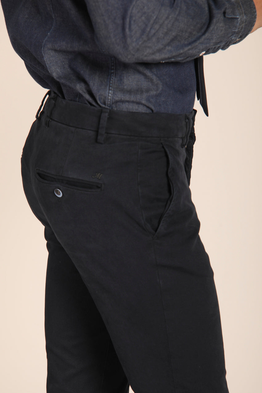 immagine 4 di pantalone chino uomo modello Milano Style, di colore blu navy, fit extra slim di Mason's