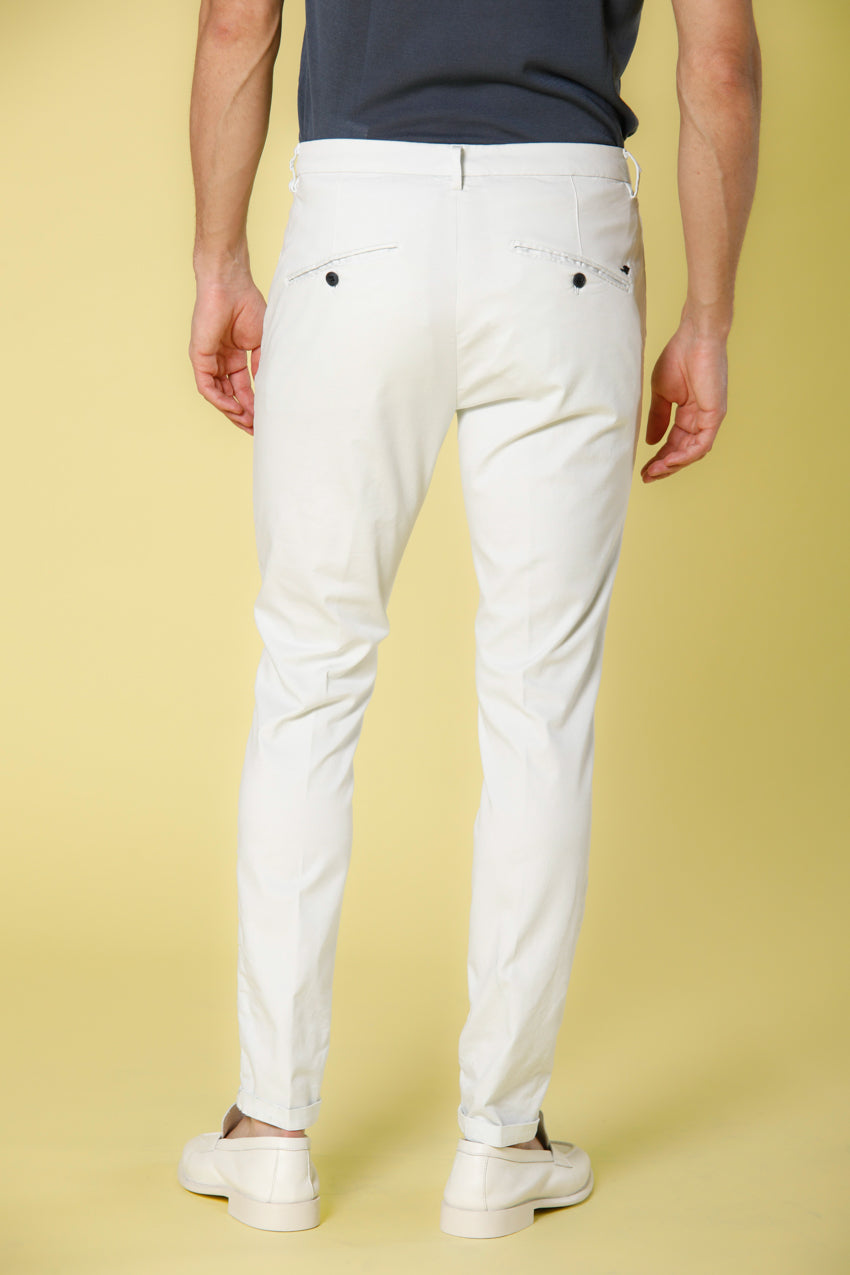 Immagine 3 di pantalone chino uomo in tricotina di cotone e tencel celestino in carrot fit modello Osaka Style di Mason's