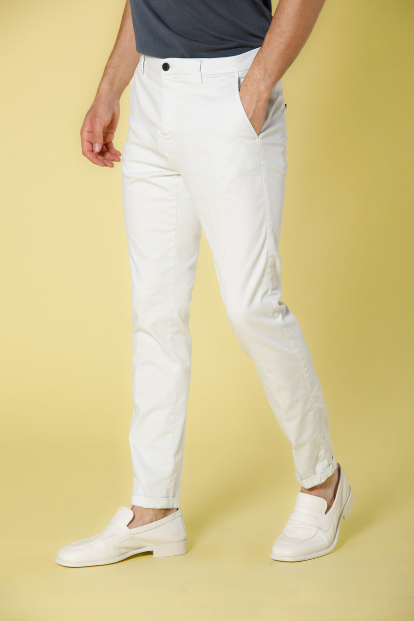 Immagine 5 di pantalone chino uomo in tricotina di cotone e tencel celestino in carrot fit modello Osaka Style di Mason's