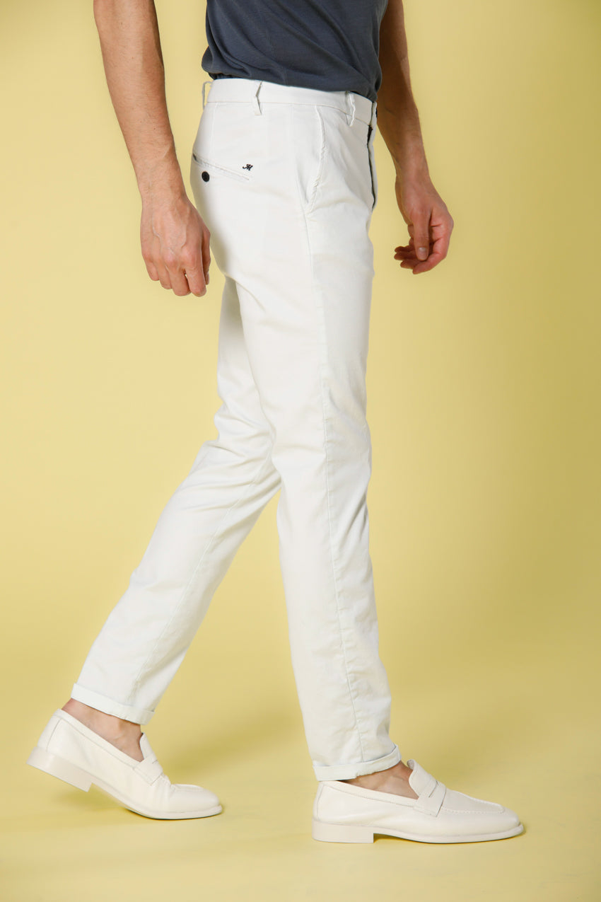Immagine 4 di pantalone chino uomo in tricotina di cotone e tencel celestino in carrot fit modello Osaka Style di Mason's