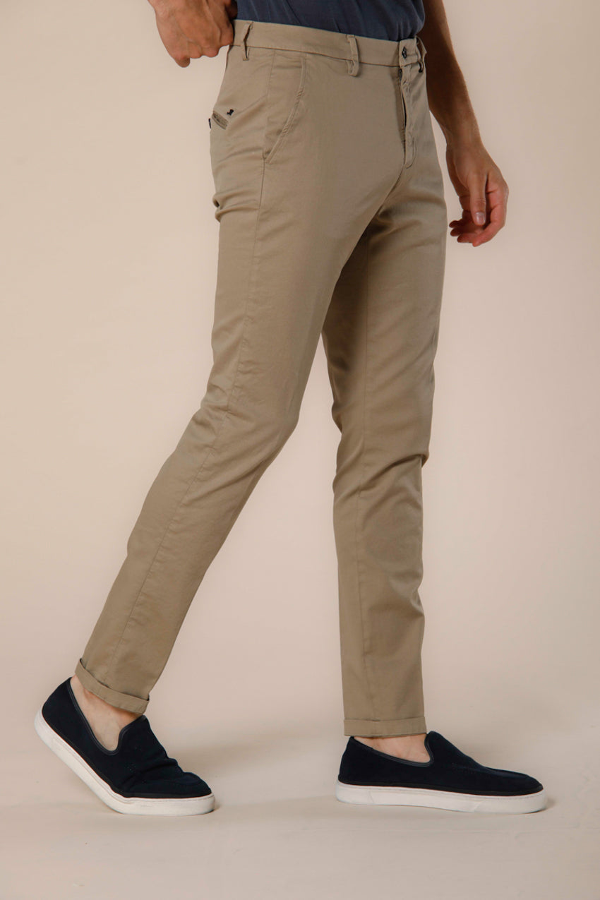 Immagine 4 di pantaloni chino uomo in tricotina di cotone e tencel color kaki modello Osaka Style di Mason's 