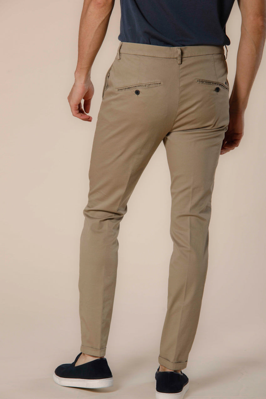 Immagine 3 di pantaloni chino uomo in tricotina di cotone e tencel color kaki modello Osaka Style di Mason's 