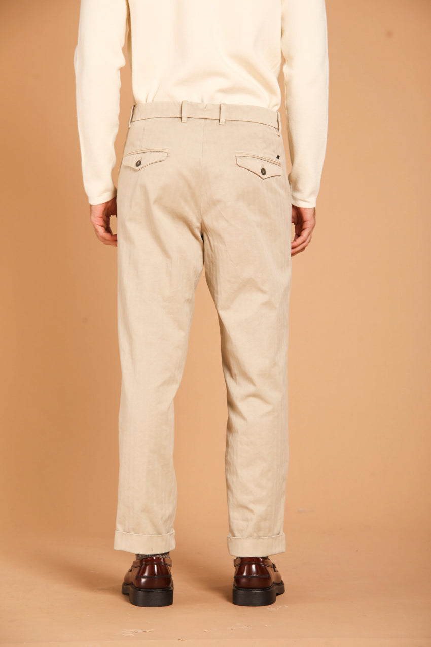 immagine 5 di pantalone chino uomo modello Chinos 22, con microfantasia resca, di colore ghiaccio, fit relaxed di Mason's