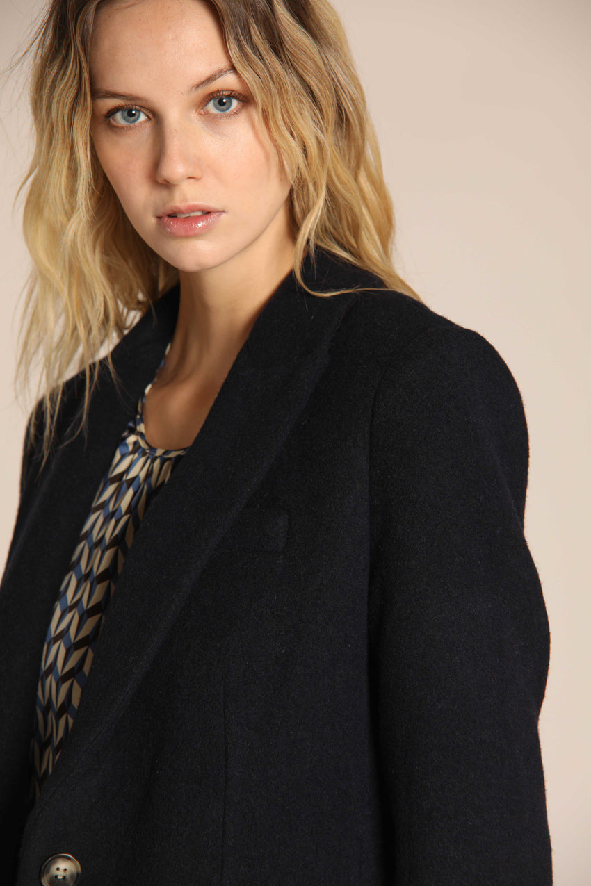 immagine 4 di cappotto donna, modello Dafne, di colore blu scuro, con bottoni bicolor di Mason's