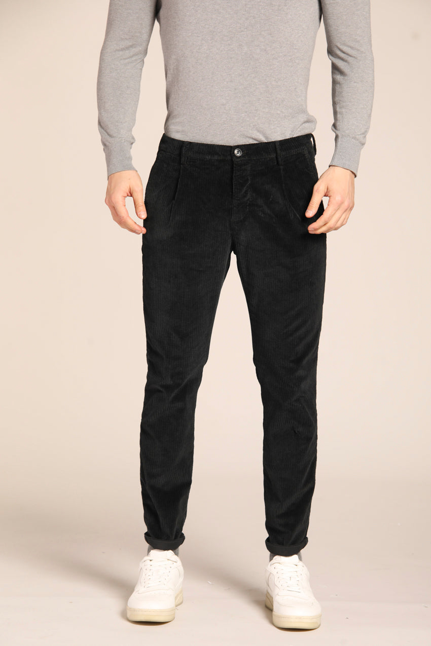 immagine 1 di pantalone chino uomo modello Osaka Pinces, in velluto costa francia, di colore nero con fit carrot di mason's