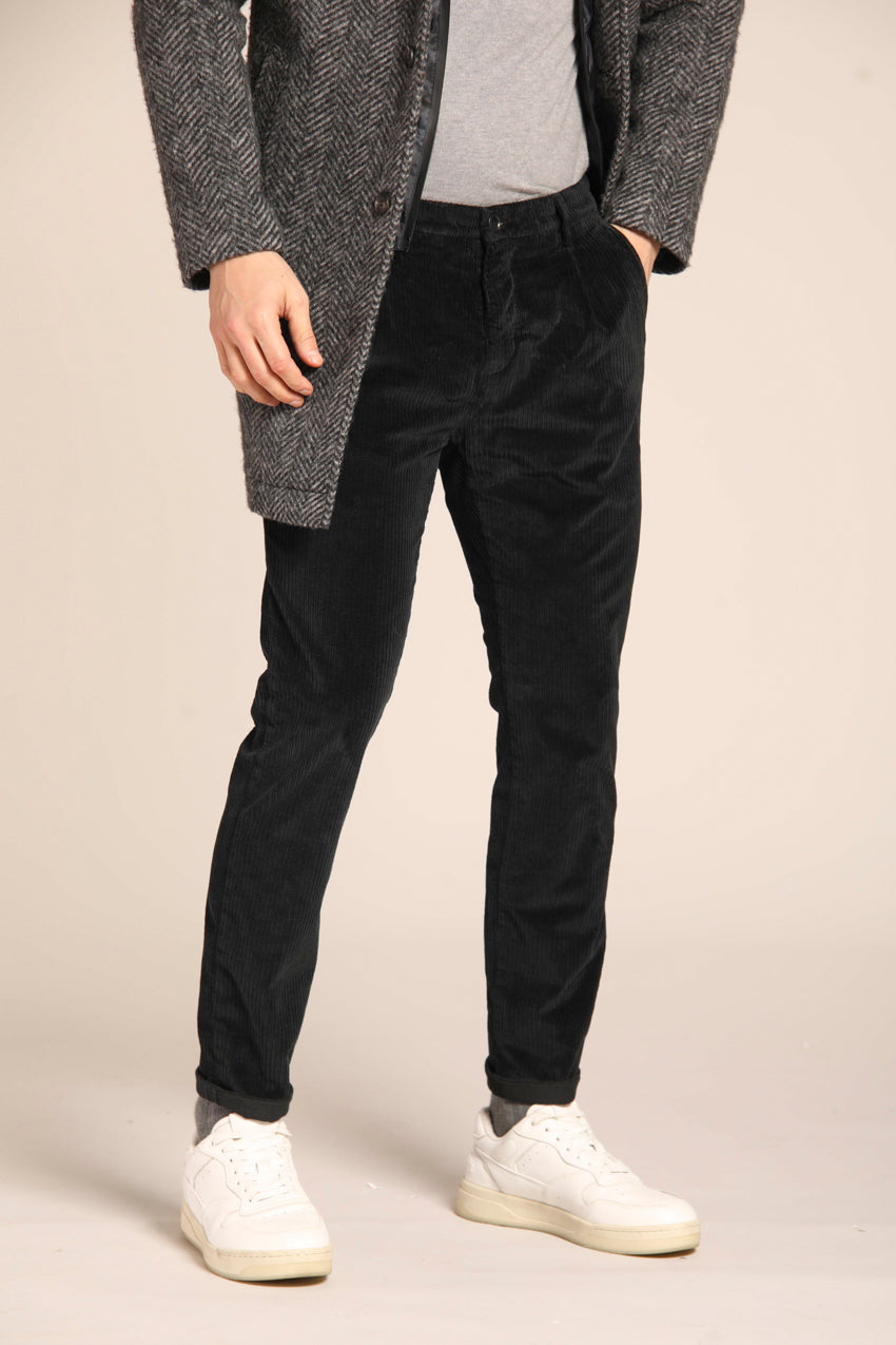 immagine 2 di pantalone chino uomo modello Osaka Pinces, in velluto costa francia, di colore nero con fit carrot di mason's