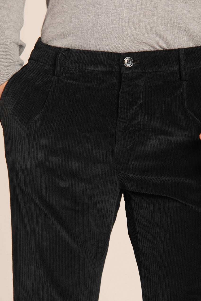 immagine 4 di pantalone chino uomo modello Osaka Pinces, in velluto costa francia, di colore nero con fit carrot di mason's