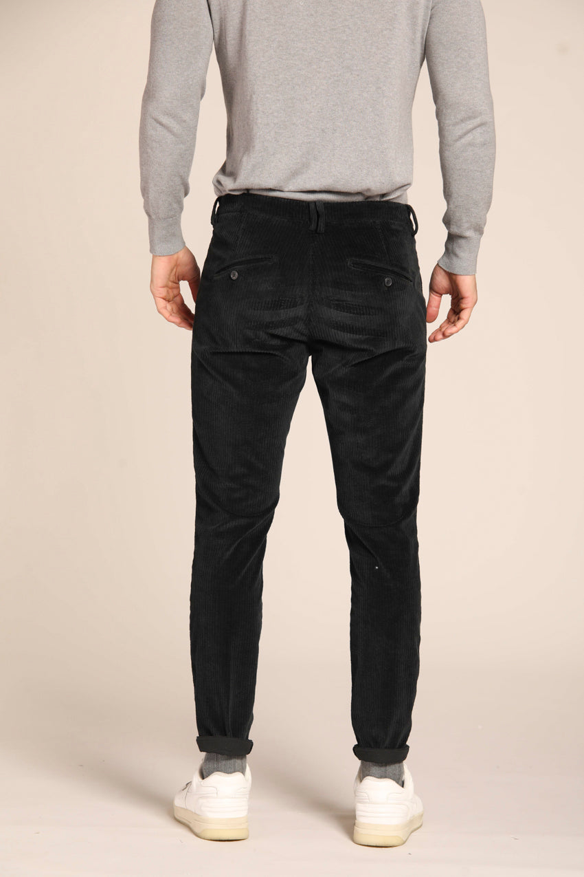 immagine 6 di pantalone chino uomo modello Osaka Pinces, in velluto costa francia, di colore nero con fit carrot di mason's