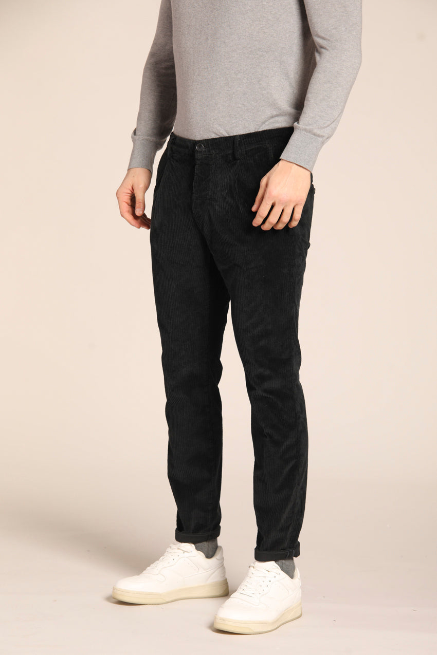 immagine 3 di pantalone chino uomo modello Osaka Pinces, in velluto costa francia, di colore nero con fit carrot di mason's
